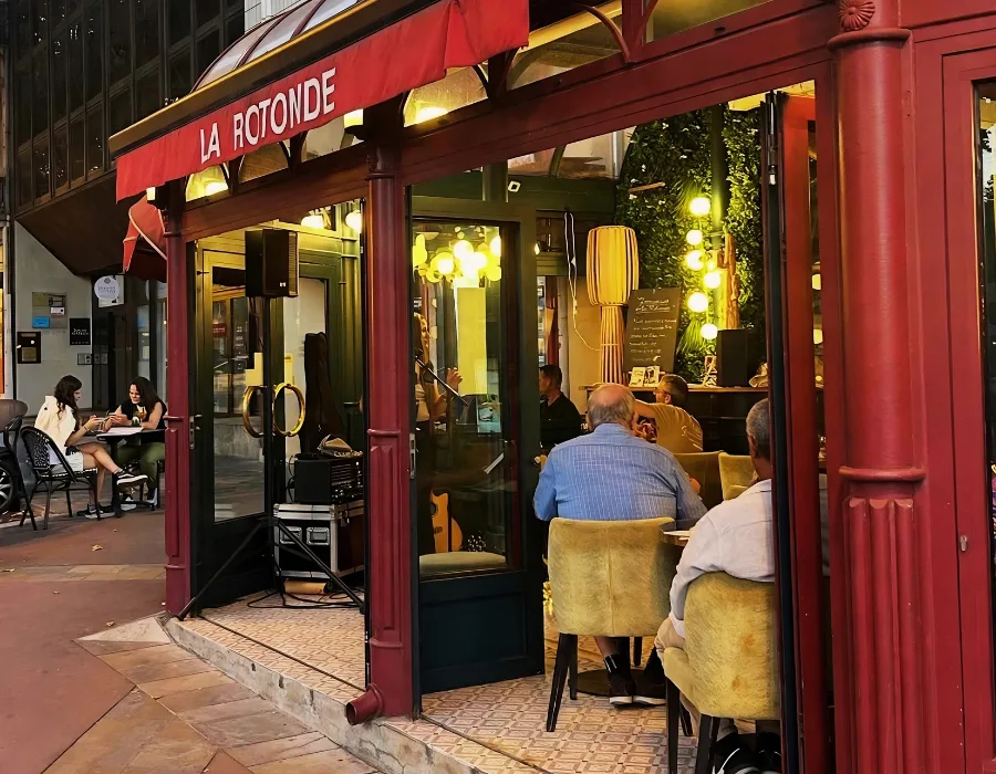 La terrasse en soirée