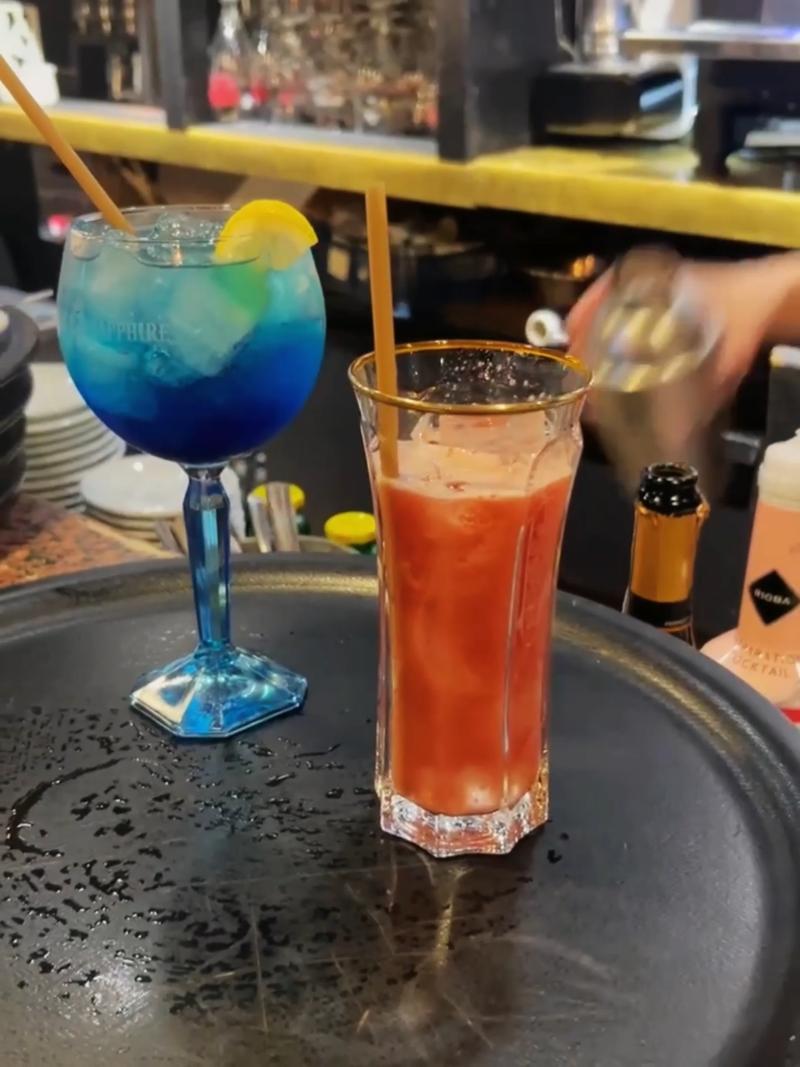 Deux cocktails maison sur un plateau au bar de la brasserie La Rotonde a Narbonne
