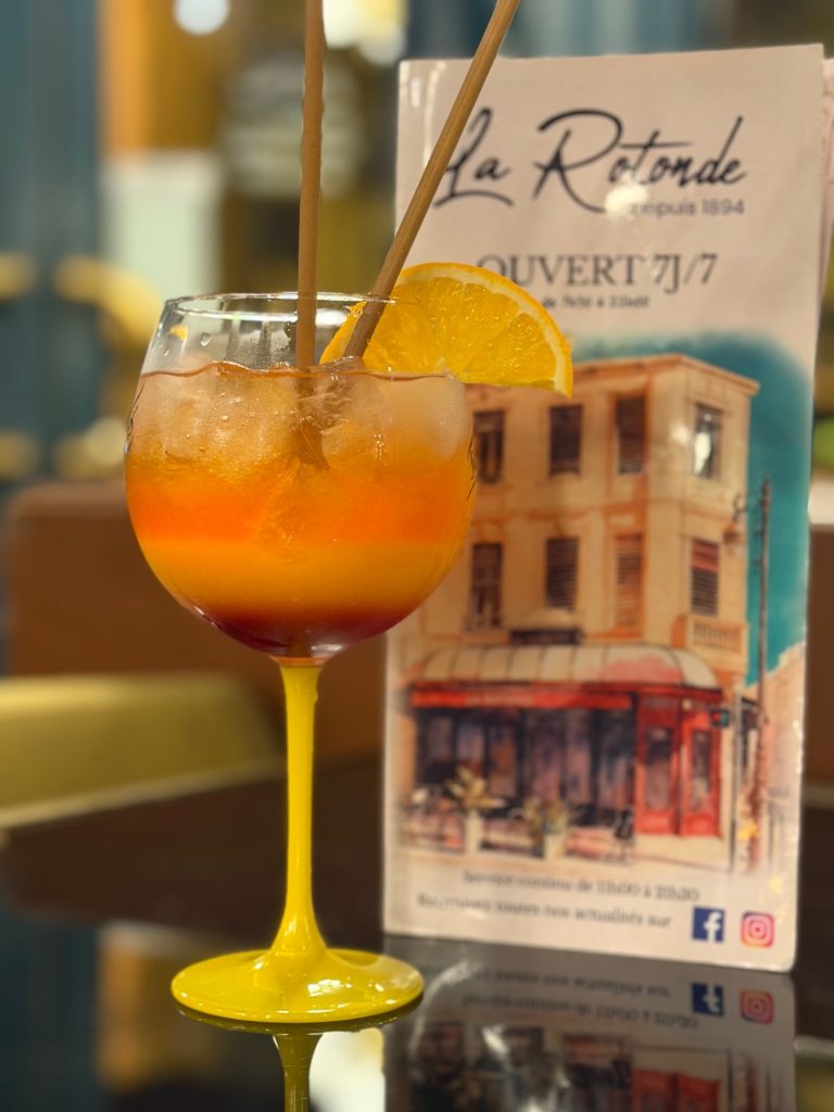 Cocktail d’Halloween offert aux clients déguisés à la Brasserie La Rotonde à Narbonne