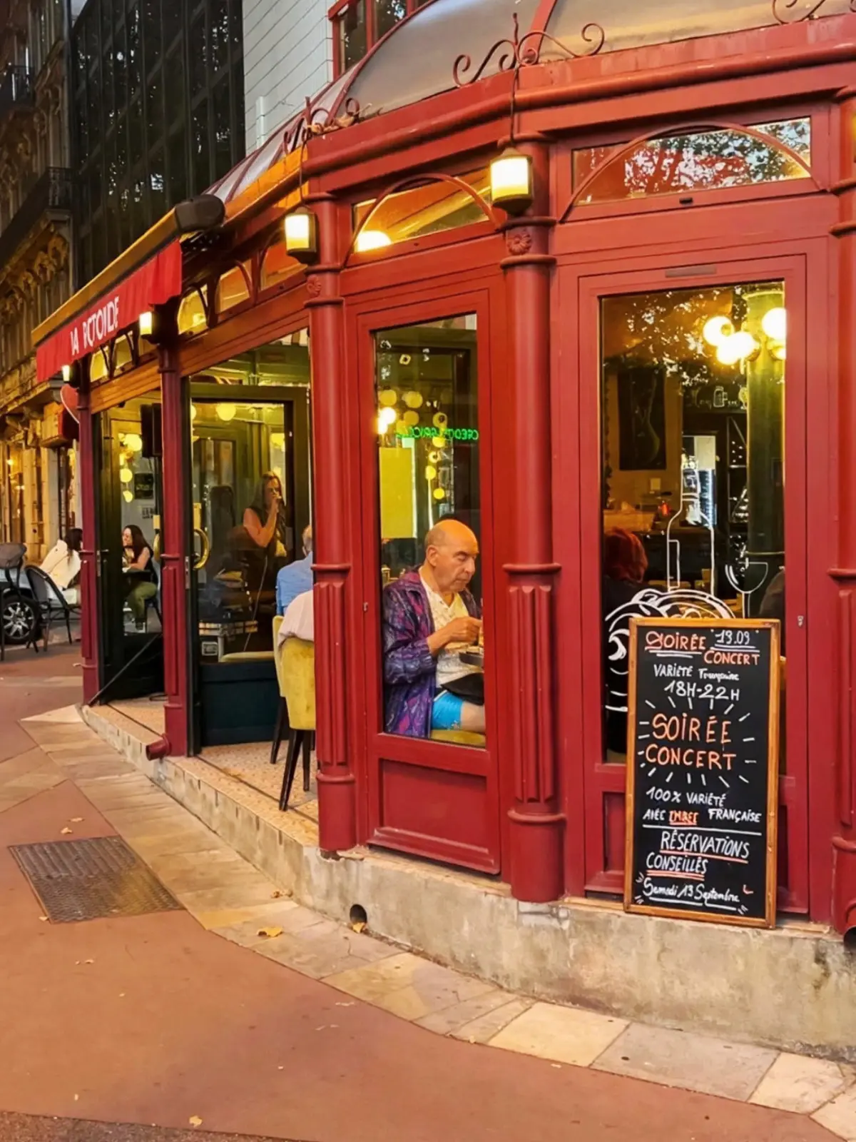 La devanture rouge de La Rotonde, Narbonne