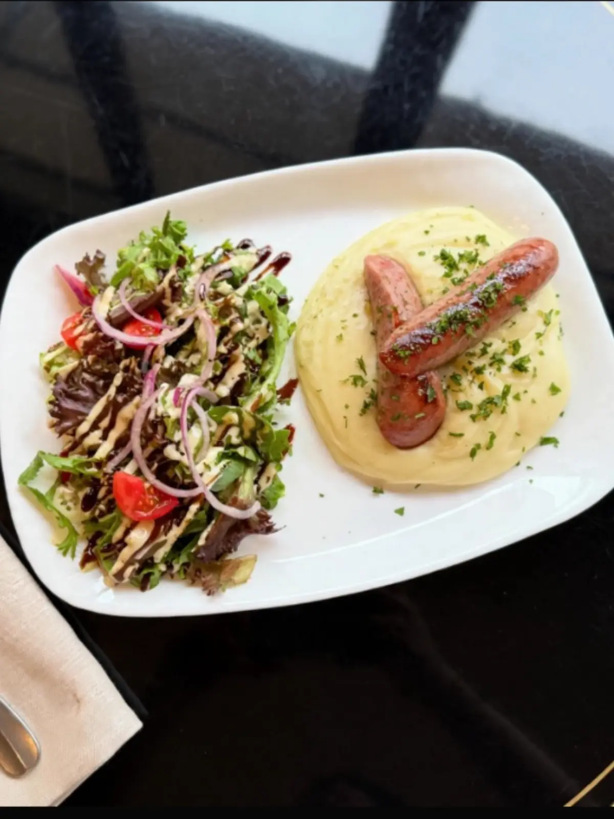 Saucisse de Toulouse et aligot servis a la Brasserie La Rotonde, Narbonne